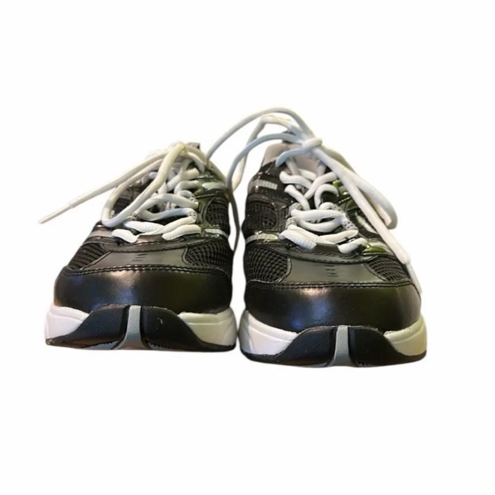 NWOT Avia Black and White Avi-Motion Archrocker Sneaker Sz 8